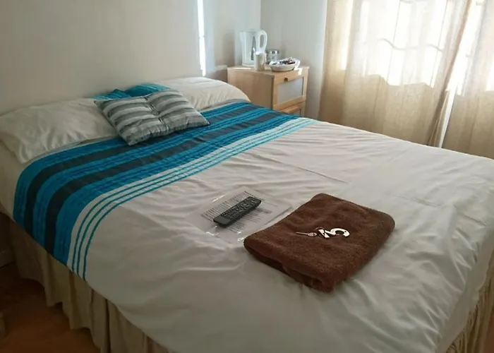 Room In Guest Room - En Suite Shower Room Double Room With 1 Double Deyr