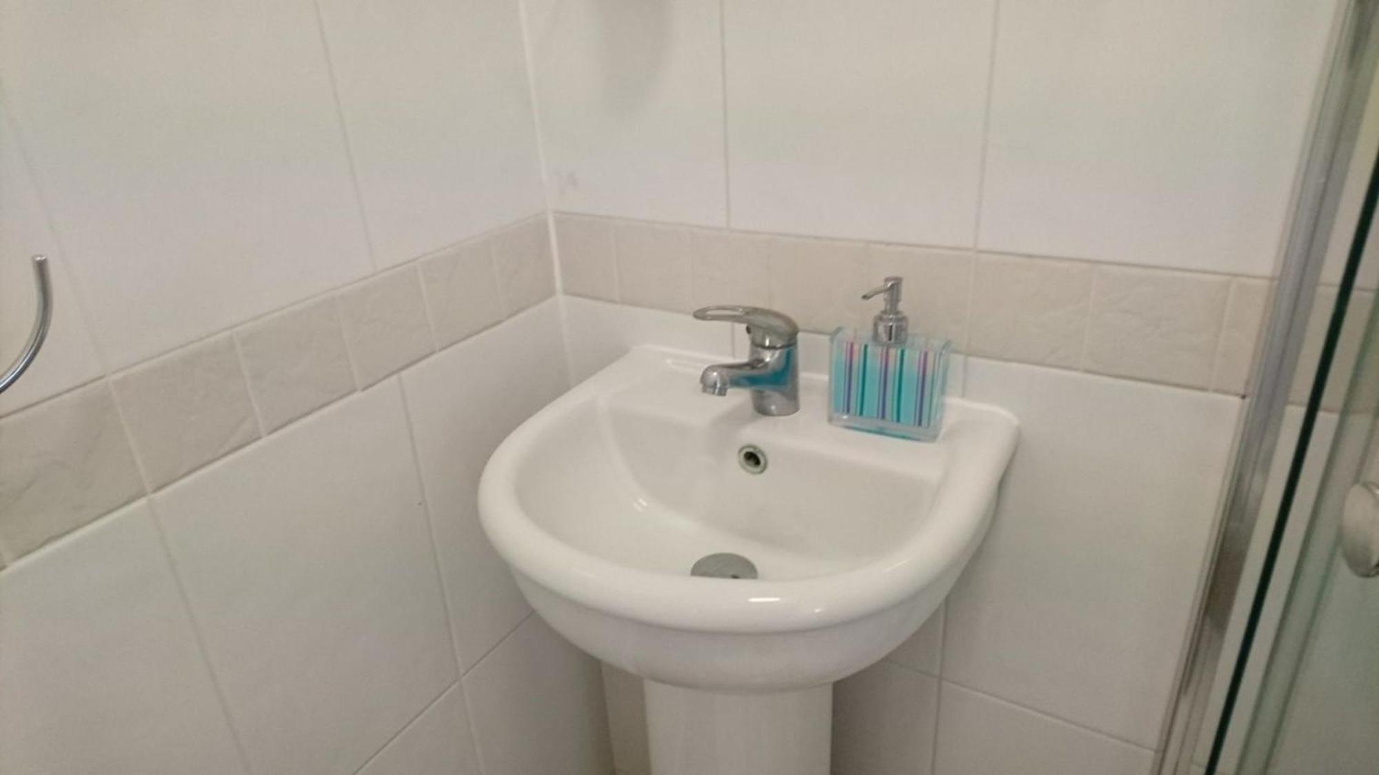In Guest - En Shower Double With 1 Double Deyr Hayes (Greater London)